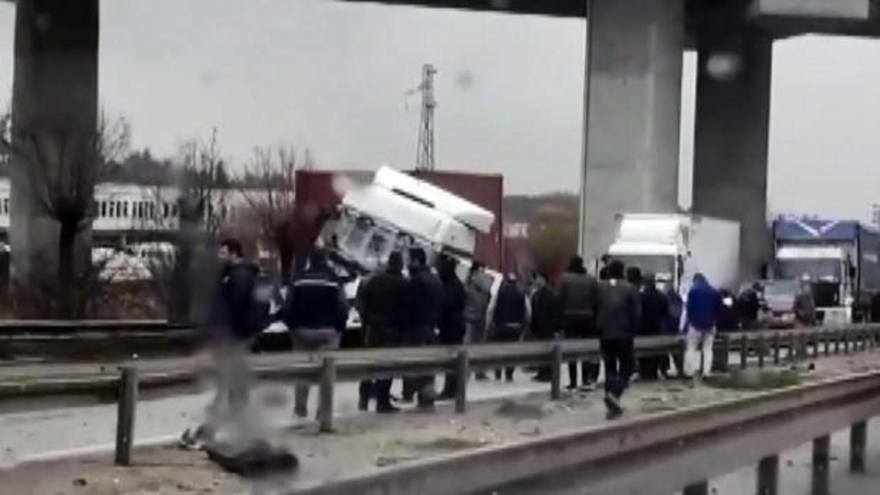 İki tır &ccedil;arpıştı: Kilometrelerce ara&ccedil; kuyruğu!