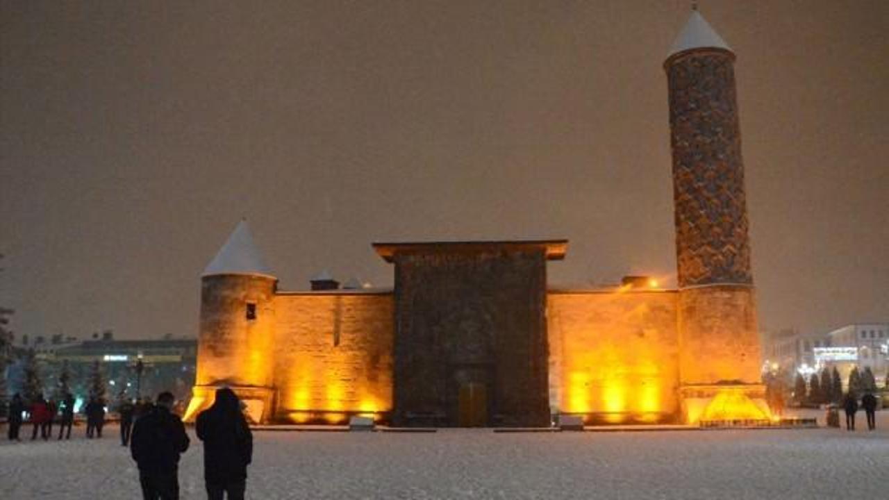 Kar yağışı Erzurum'u beyaza bürüdü
