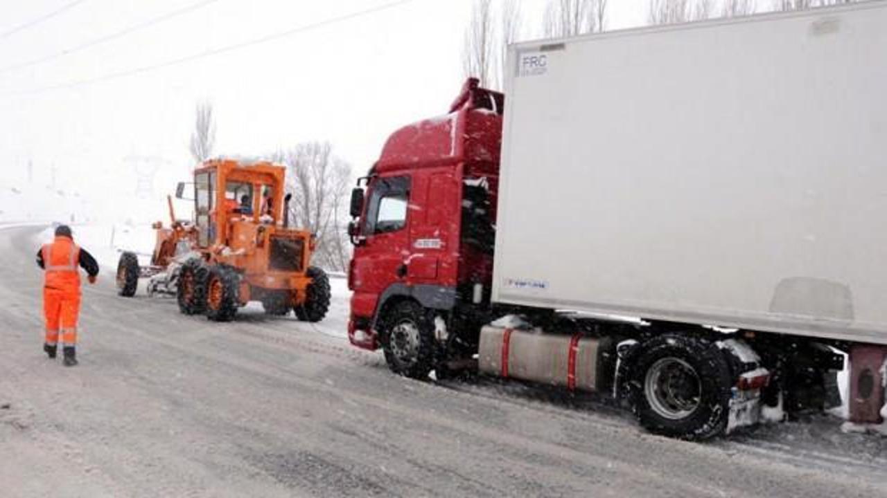 Kayseri'de kar ulaşımı aksattı