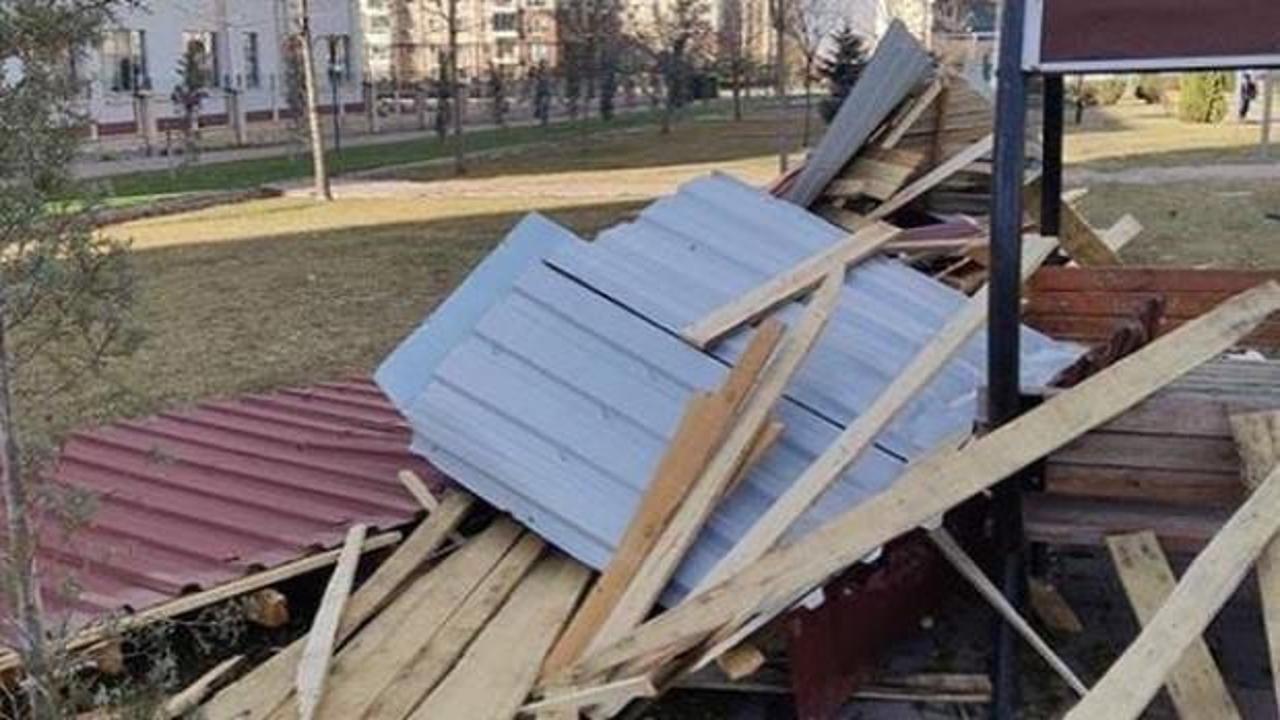 Kayseri'de lodos, çatıları uçurdu
