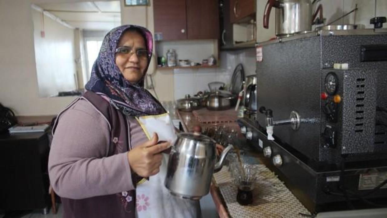 Kocasına yardım i&ccedil;in geldi, &ccedil;ay ocağını işletiyor