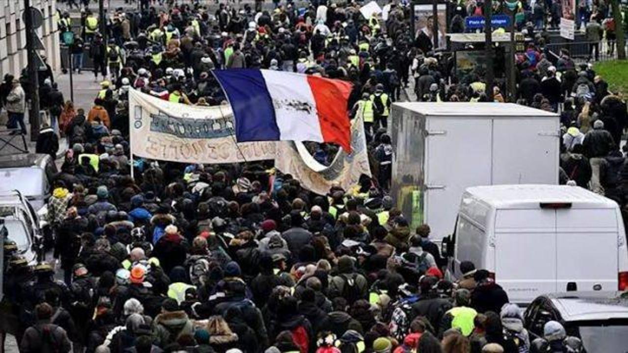 Macron karşıtları yeniden sokaklarda