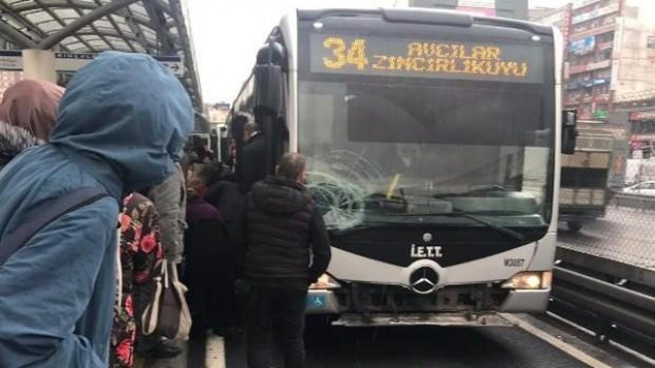 Metrobüs yolcuya çarptı: Seferler yapılamadı