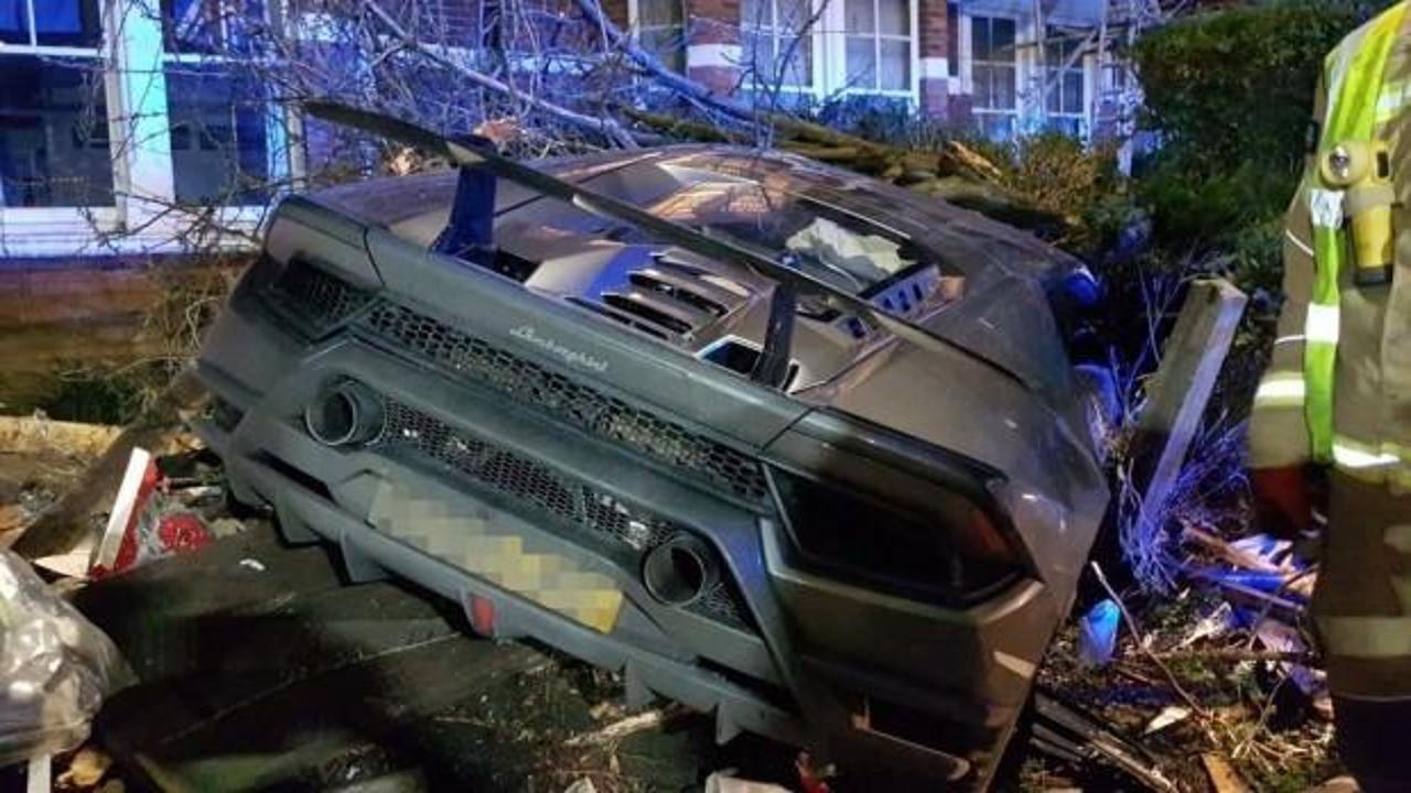 Ünlü futbolcu Lamborghini aracıyla kaza yaptı