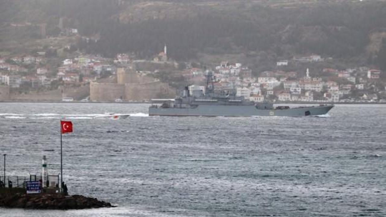 Rus askeri gemisi Çanakkale'den geçti
