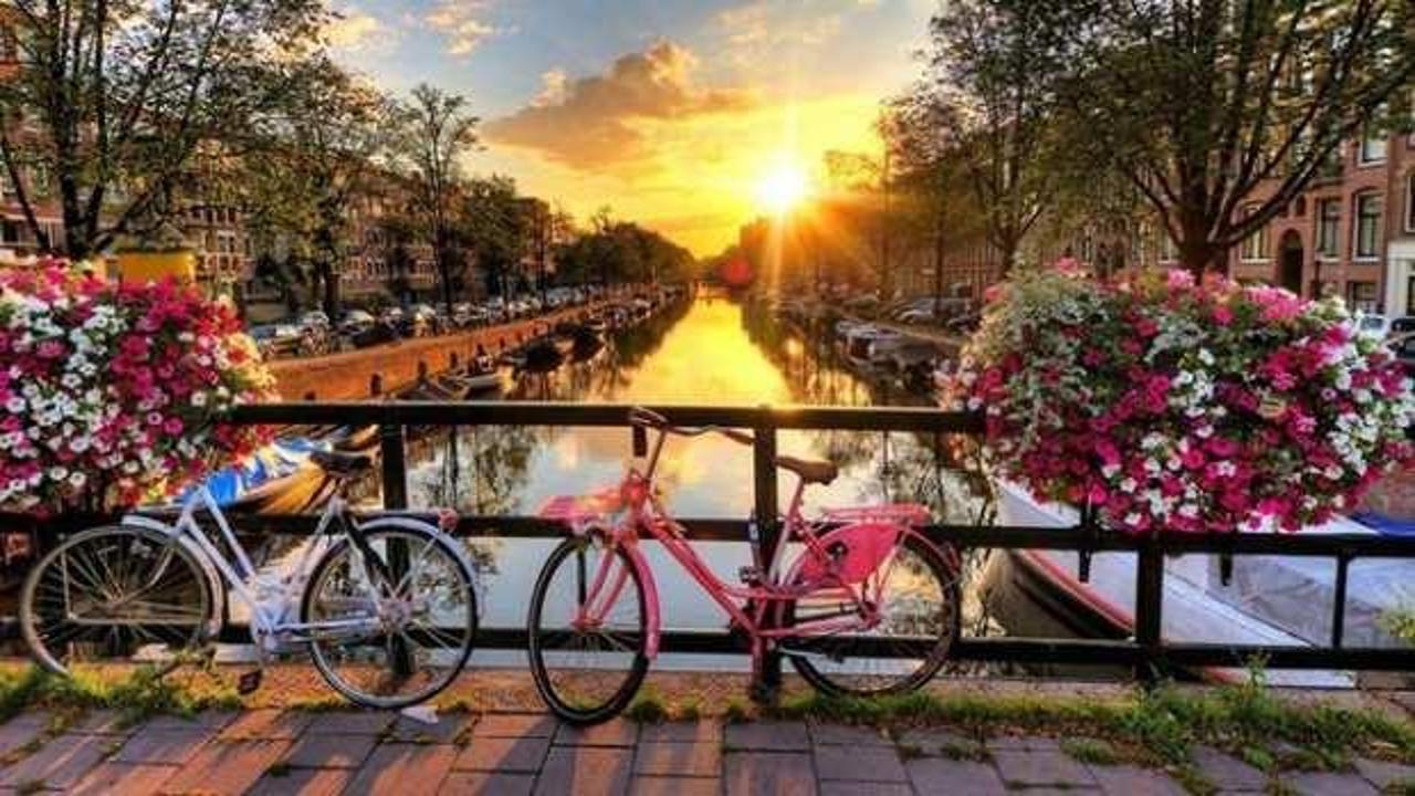 Amsterdam'da turistlere yeni vergi: Her gece için ek 3 euro