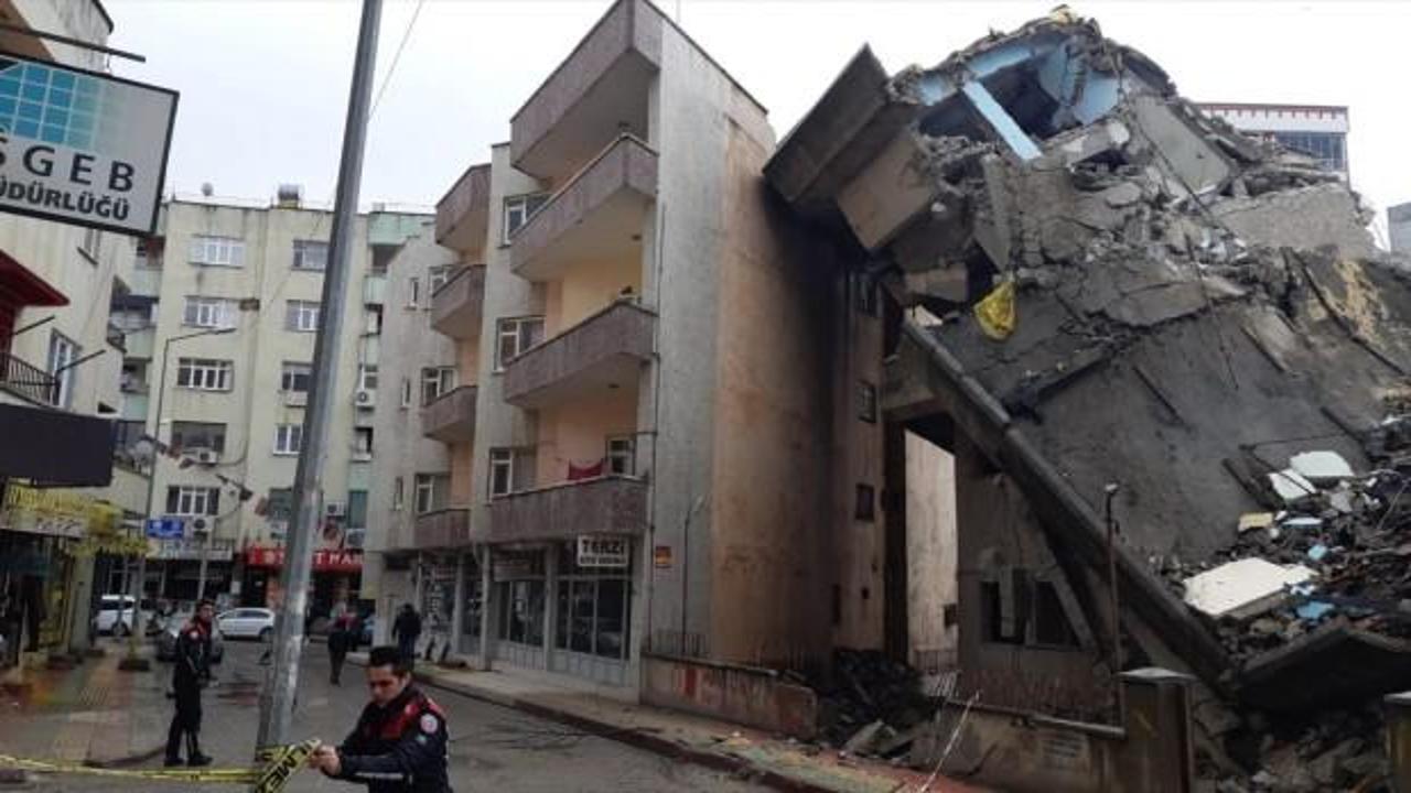 Faciadan dönüldü: Yıkılan binanın enkazı yan yattı
