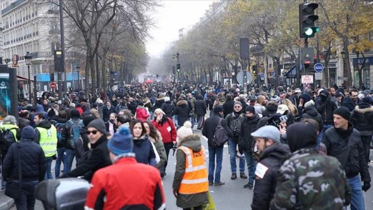 Fransa'da grev sürüyor! 1,5 milyon bilet iptal edildi