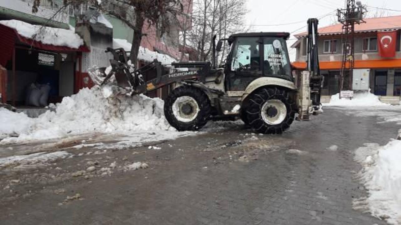 Malatya'da kar yağışı nedeniyle kapalı olan yollara müdahale
