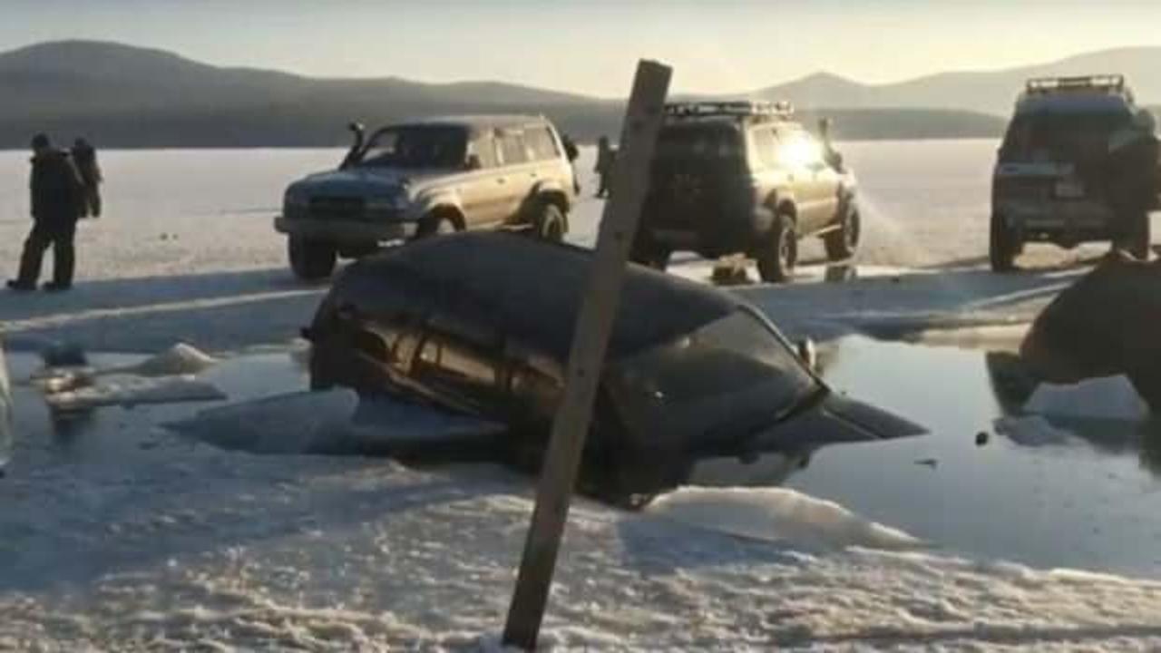 Rusya'da buz tabakası kırıldı, 45 araç suya battı