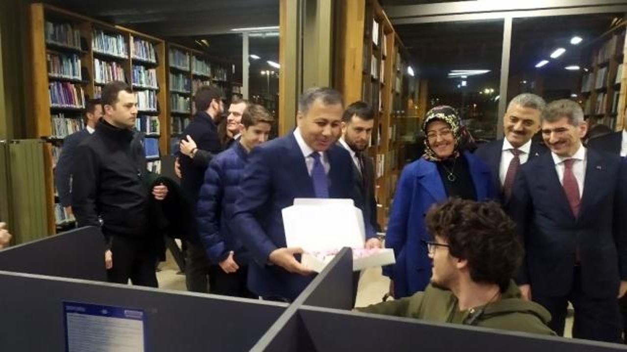 Vali Yerlikaya, yeni yıla kütüphanede çalışarak giren gençleri ziyaret etti