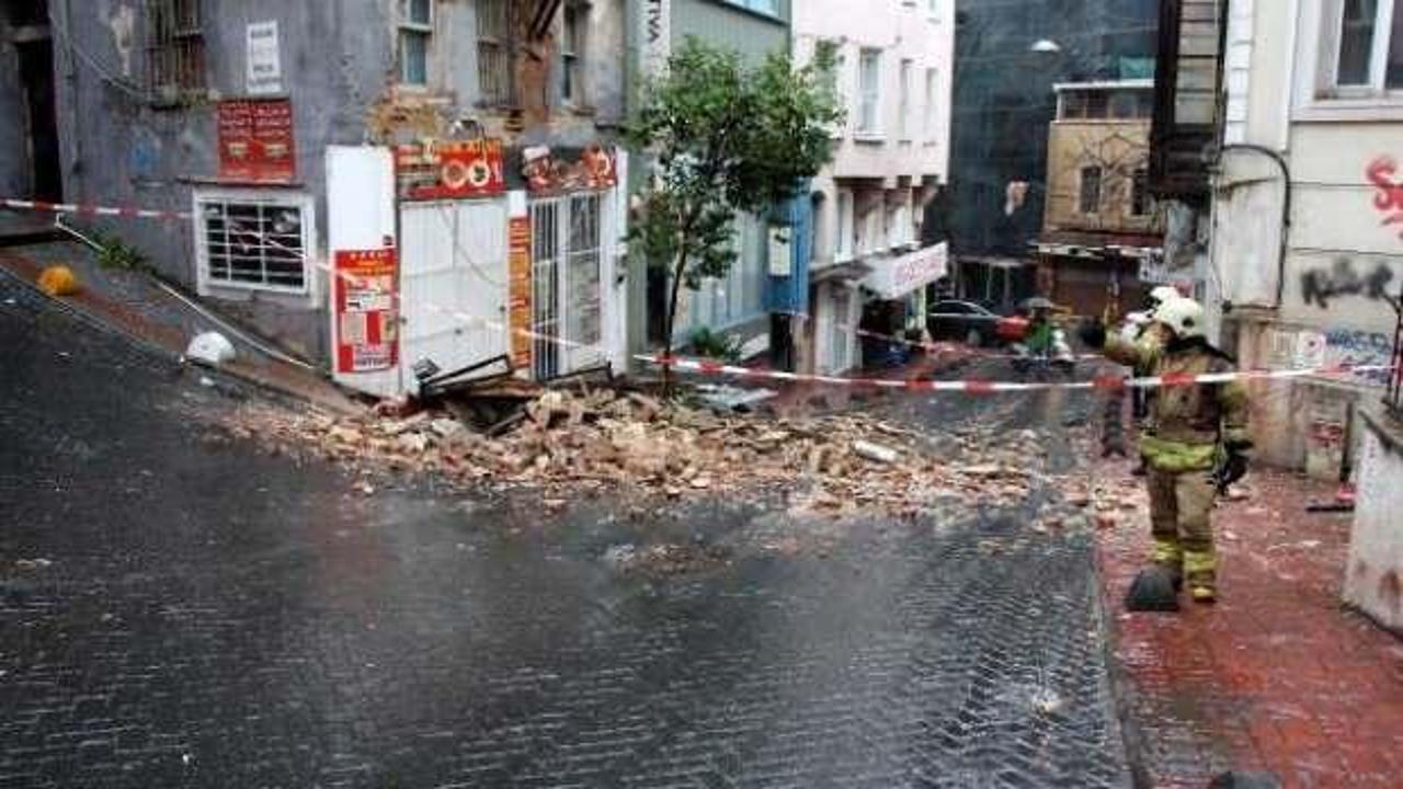 Beyoğlu'nda 2 katlı metruk bina çöktü, yol kapatıldı