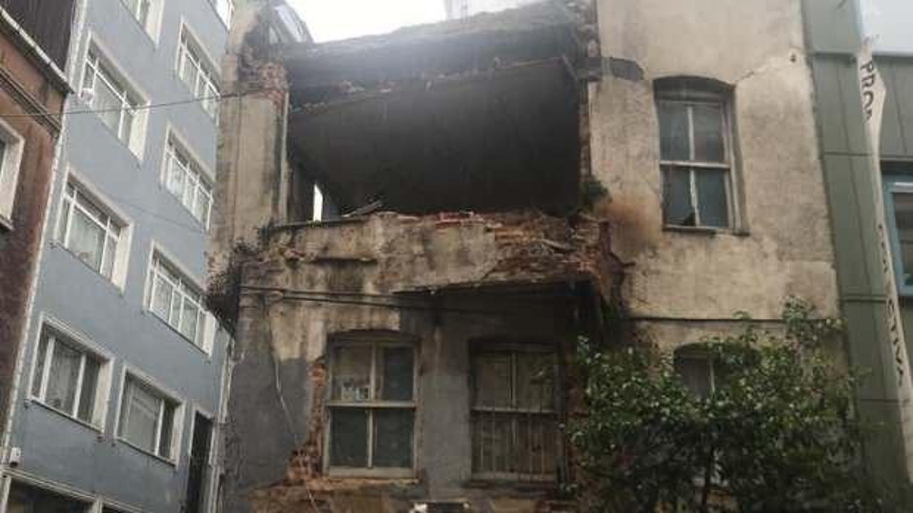 Beyoğlu'nda iki katlı metruk bina çökme