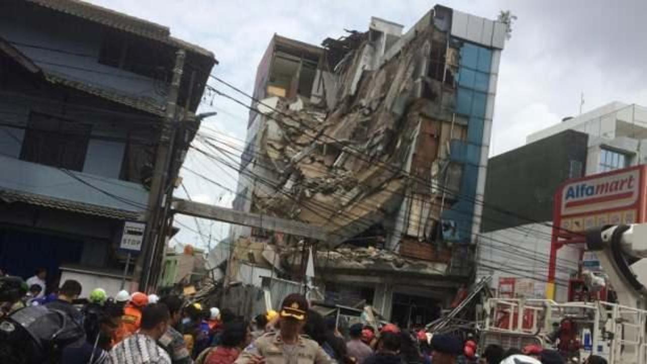 Endonezya'da 4 katlı bina çöktü
