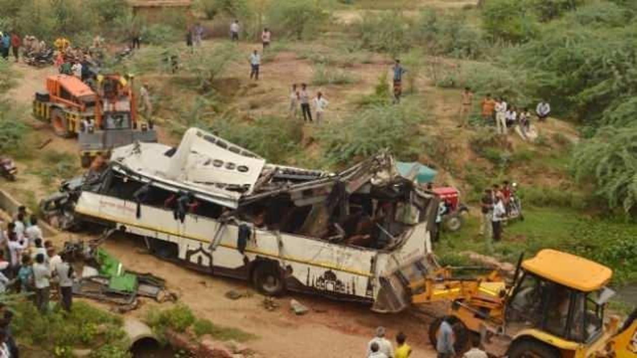 Hindistan'da trafik kazası: 20 kişi öldü