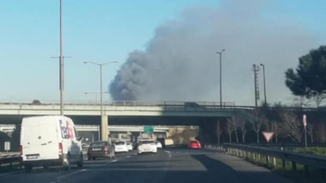 İstanbul'da korkutan yangın: Ekipler bölgede...