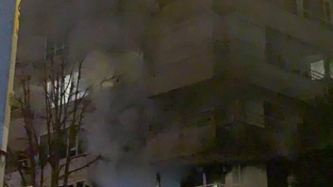 Kadıköy'de 6 katlı binada yangın: 2 yaralı