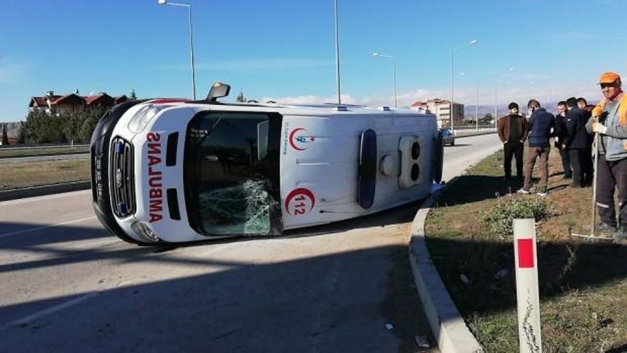 Kaza yapan ambulans yan yattı: 5 yaralı