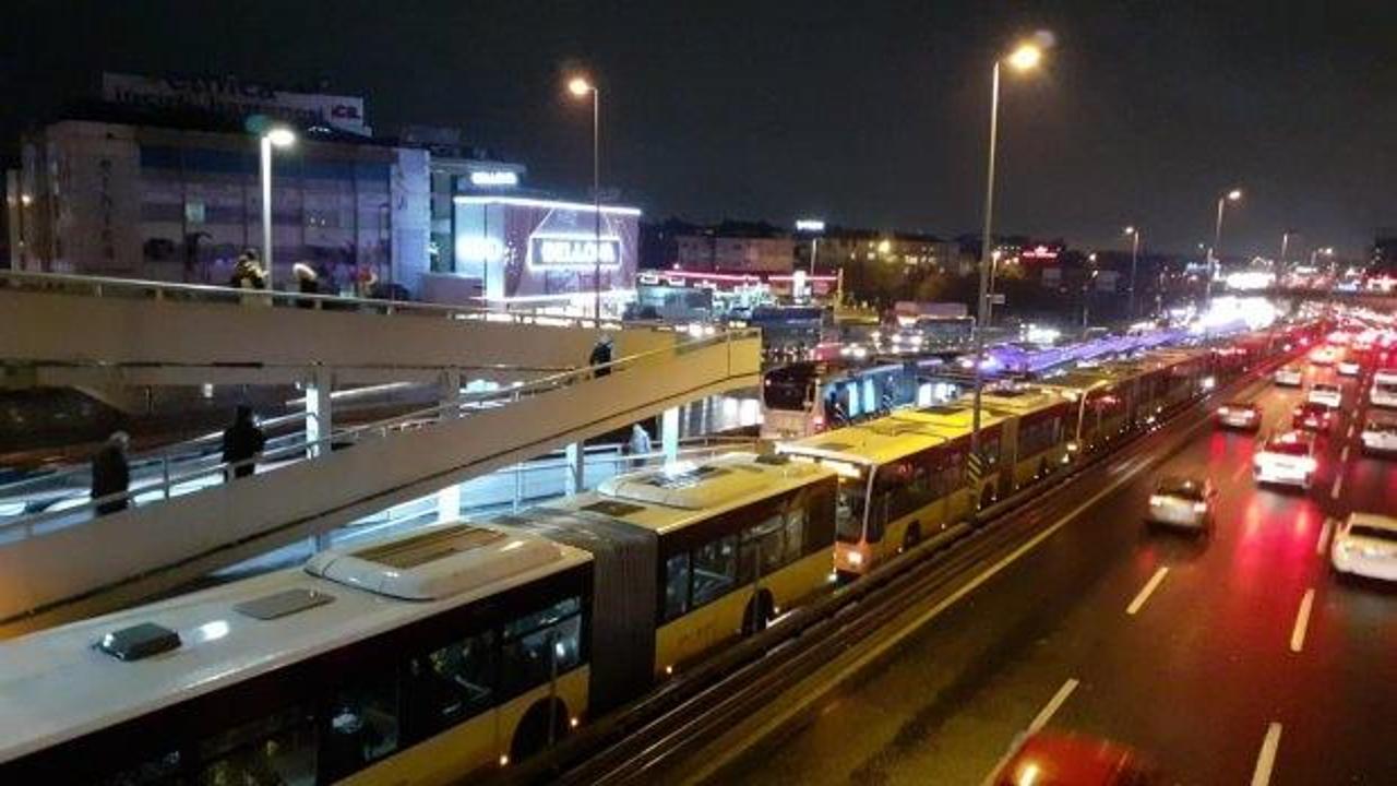 İstanbul'da akılalmaz kaza: Rögar kapağı metrobüse saplandı