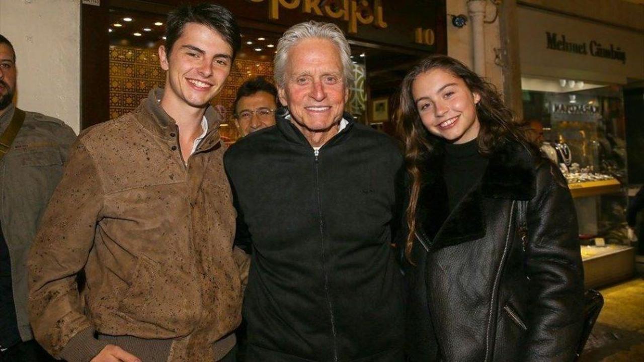Michael Douglas &ccedil;ocuklarıyla birlikte Efes Antik Kenti'ni gezdi!