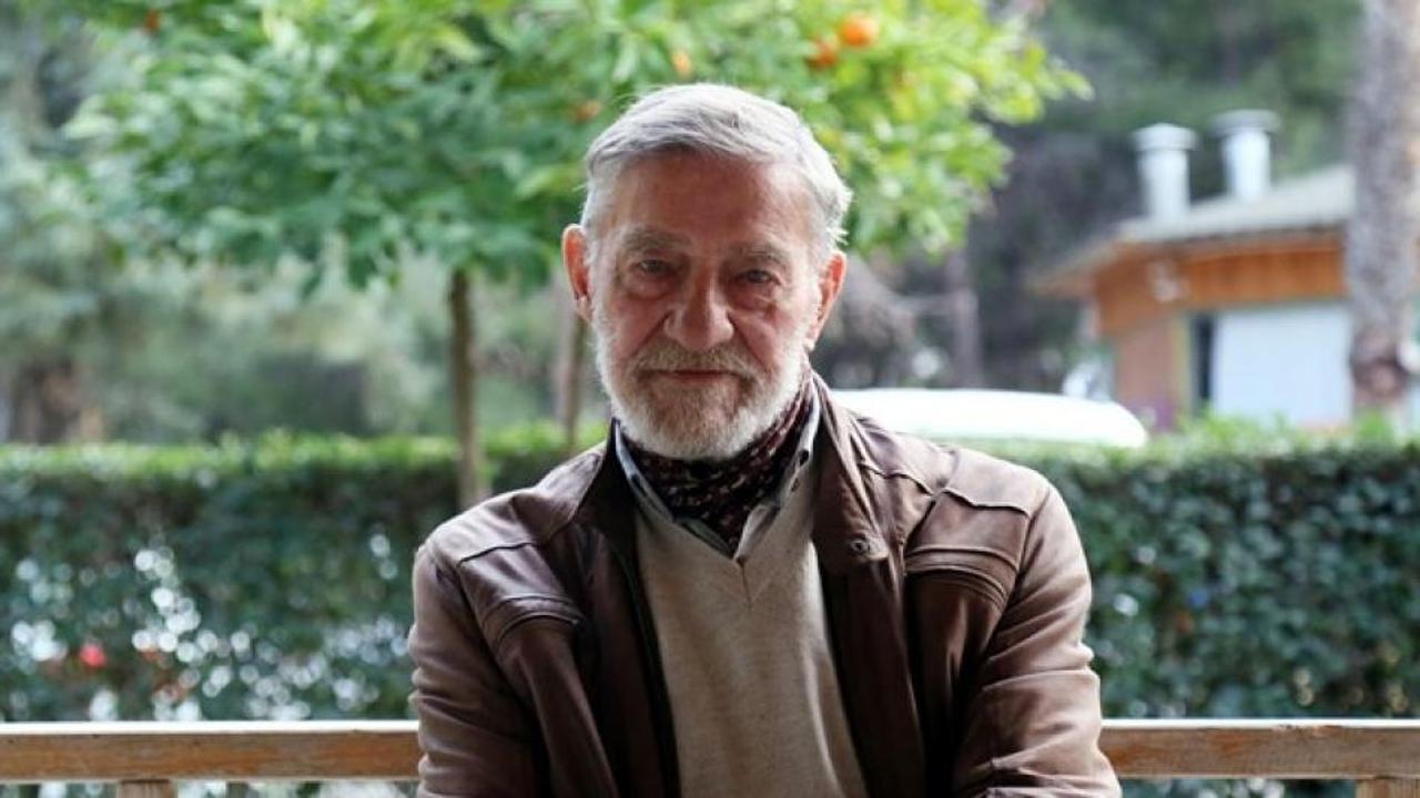 Ahmet Mekin'den &ouml;rnek davranış! Hastanedeki eşinin yanından ayrılmıyor