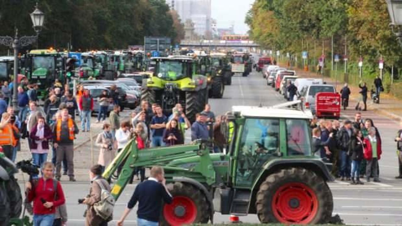 Almanya'da traktörler ile protesto! Yolları kapattılar