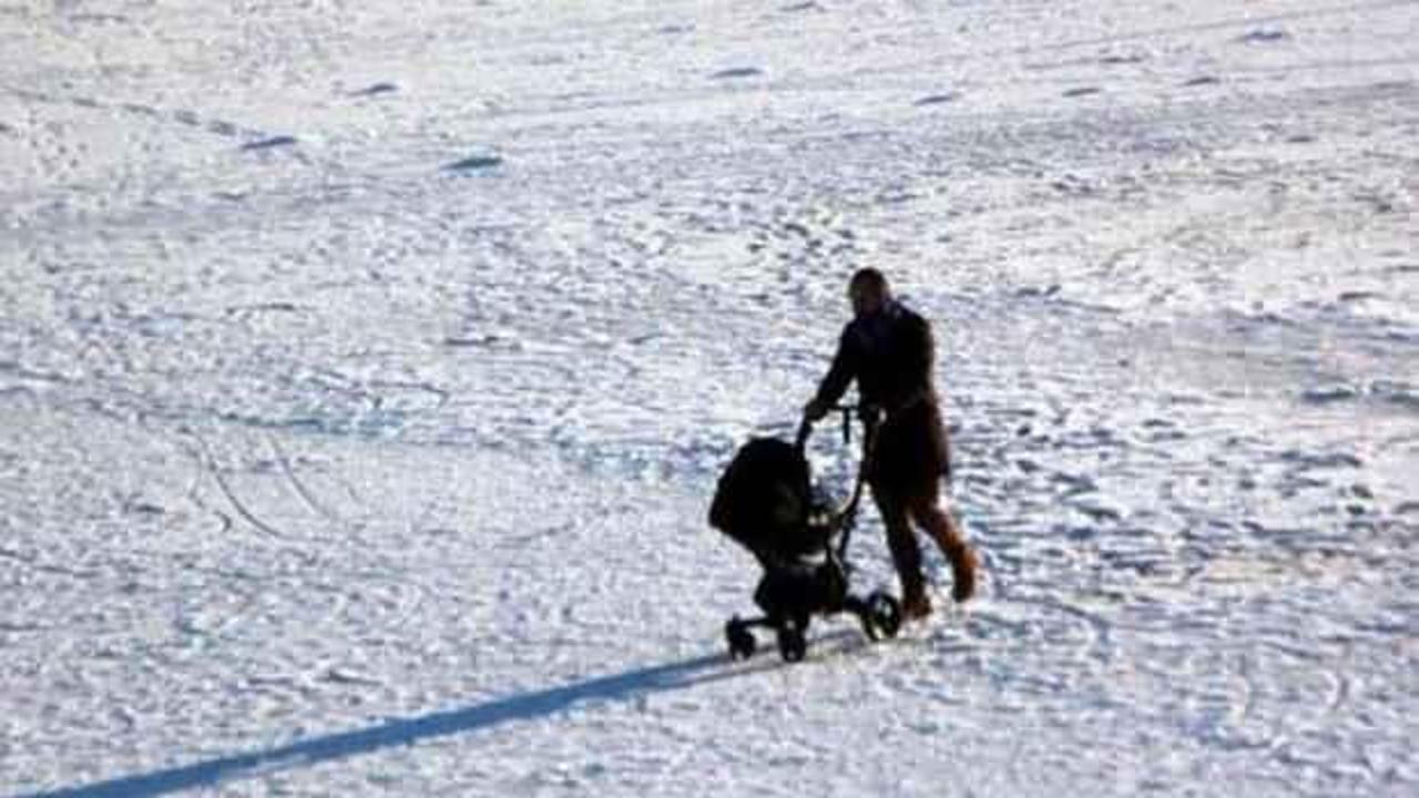 Buz tutan göl üzerinde tehlikeli yürüyüş