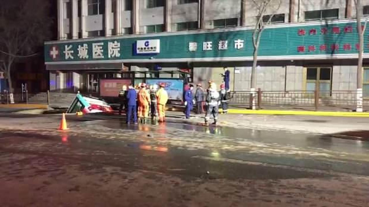 Çin’de yol çöktü, otobüs içine düştü: 6 ölü, 15 yaralı