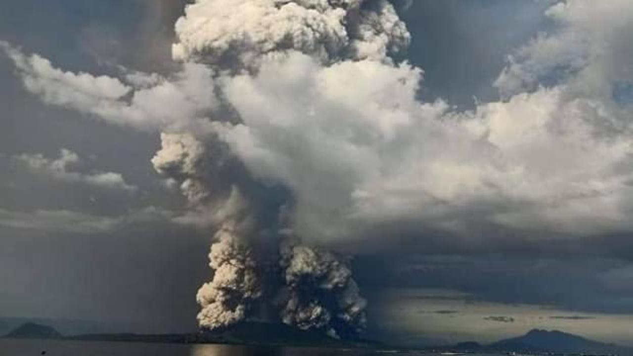Yanardağı lav püskürtmeye devam ediyor! 30 bin kişi tahliye edildi
