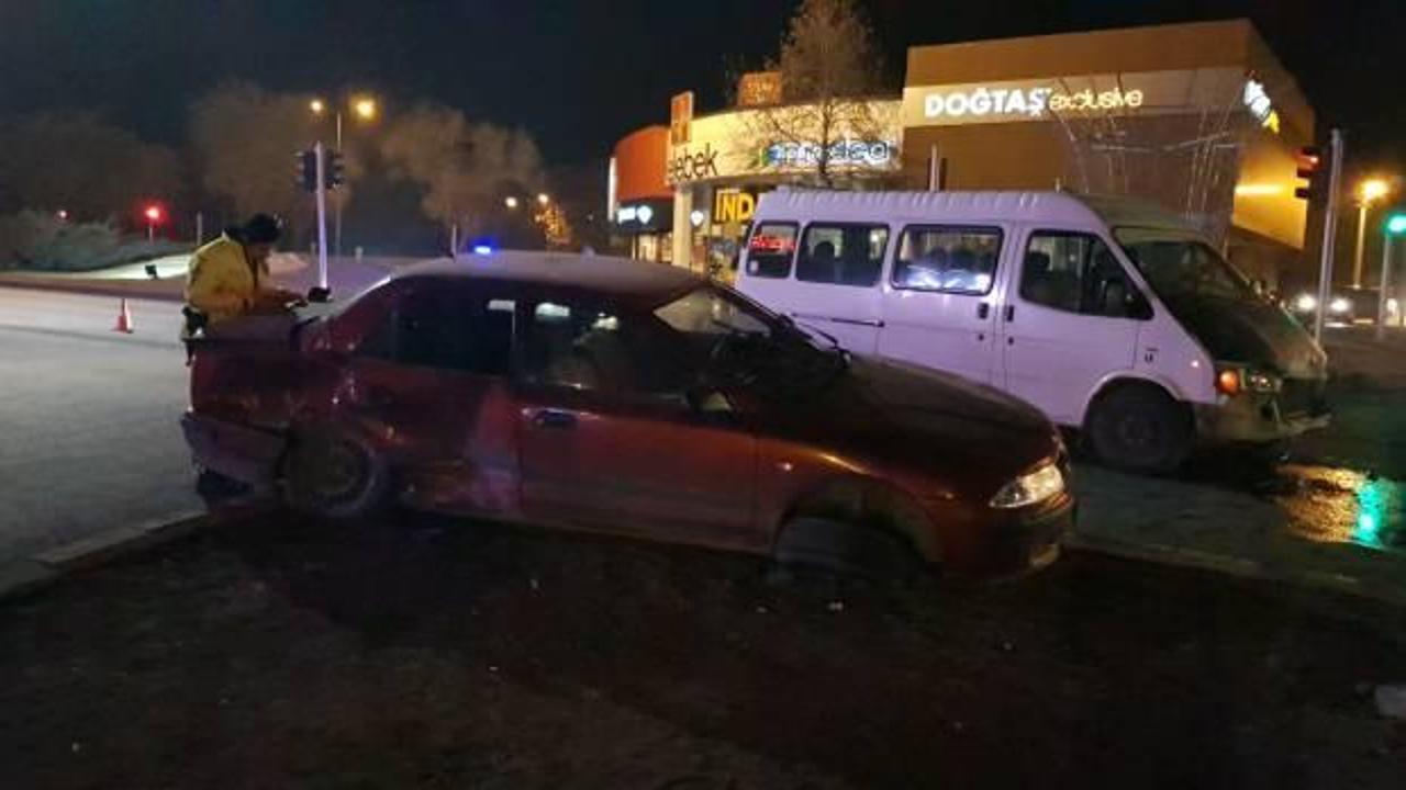 Erzincan'da trafik kazası: 3'ü çocuk 5 yaralı