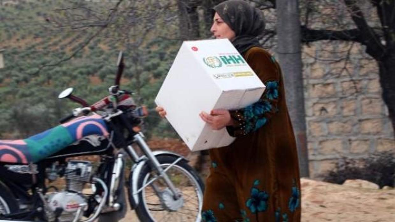 İdlib’den Afrin’e göç eden sivillere yardım