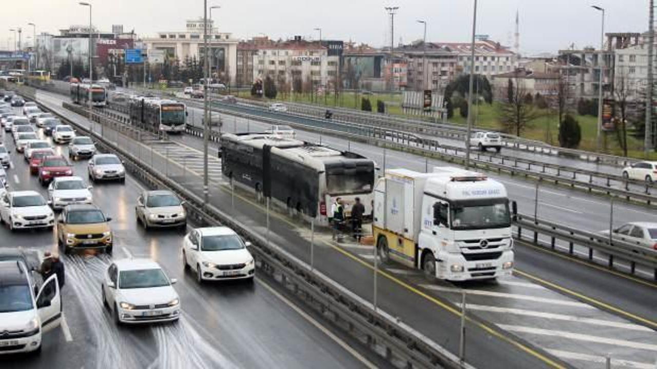 İstanbul'da metrobüs yangını! 