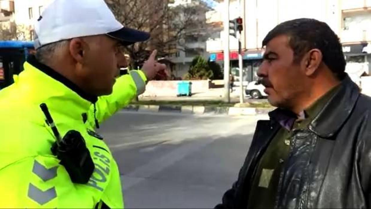 Kırmızı ışıkta ge&ccedil;en yayadan ilgin&ccedil; savunma