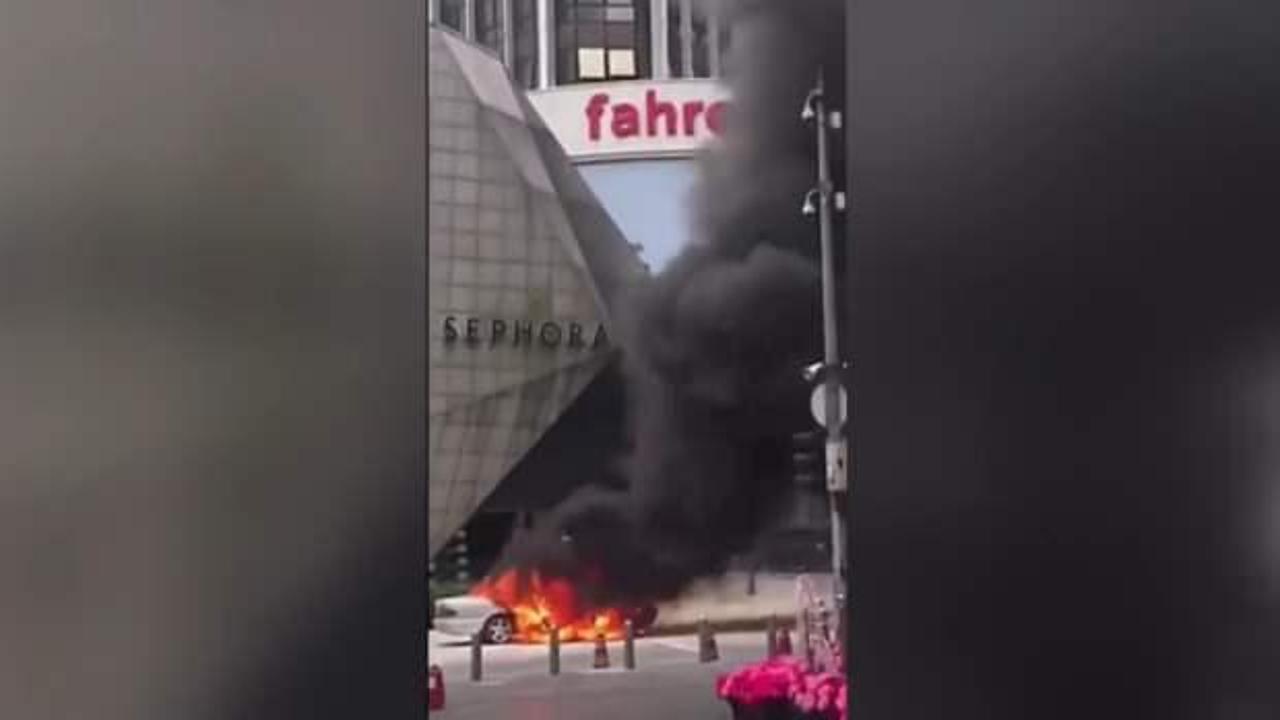 Malezya'da alev alan otomobil saatlerce yandı!