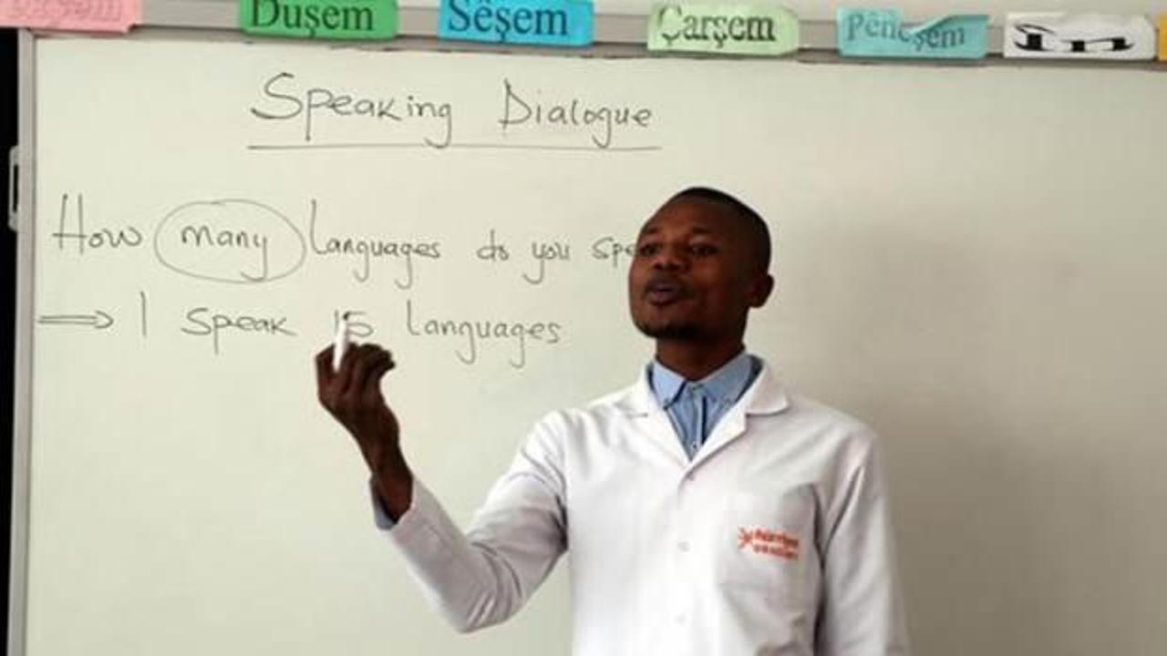 Van’daki okulda görevli Ganalı öğretmen İngilizce’yi sevdirdi