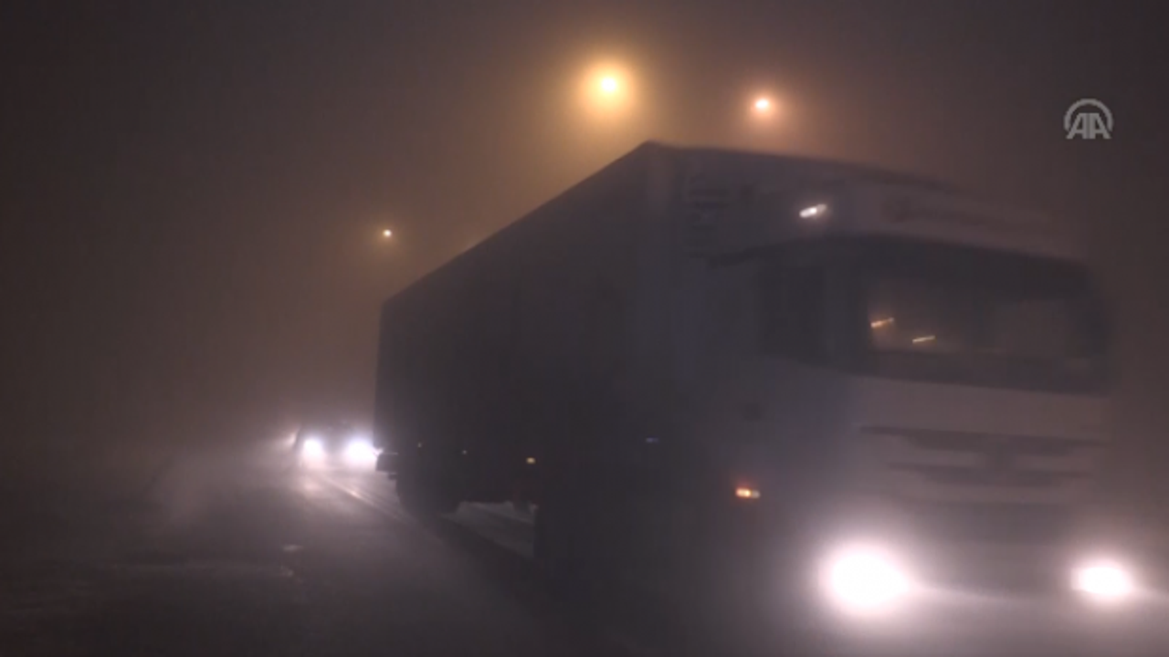 Yoğun sis tır sürücülerine kontak kapattırdı