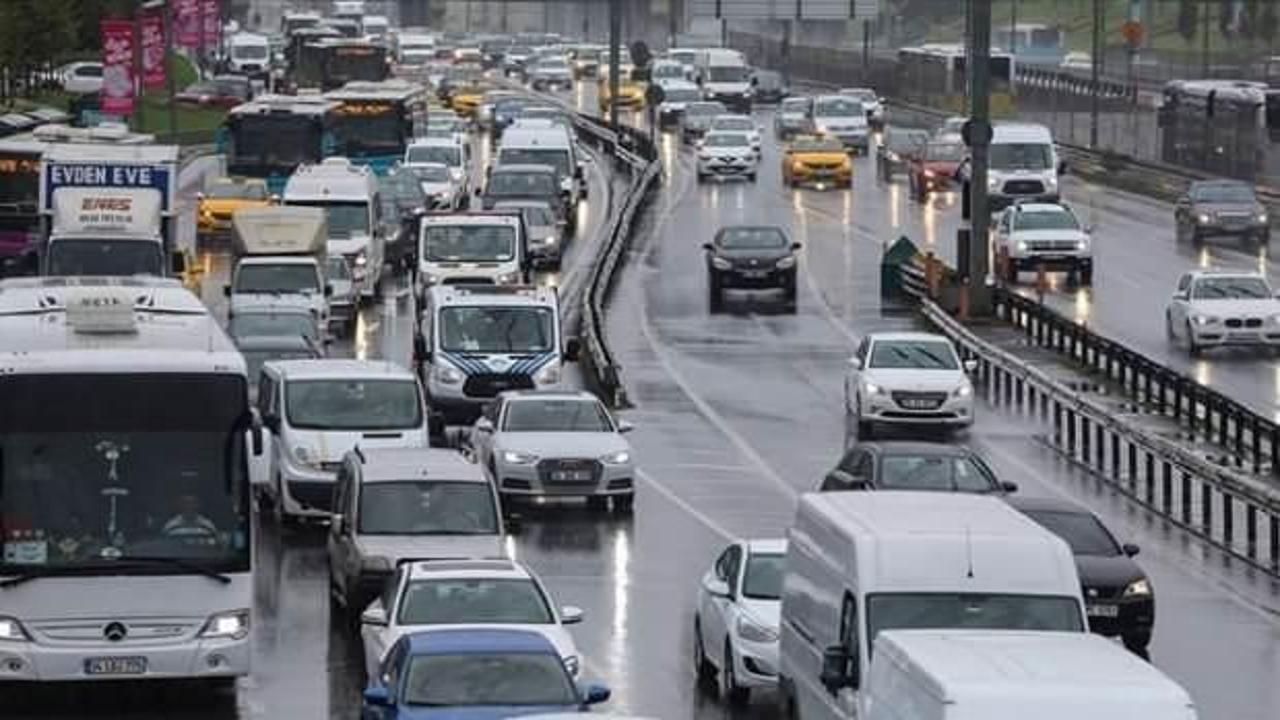 İstanbul'da trafik felç! Yoğunluk yüzde 63'ü buldu!