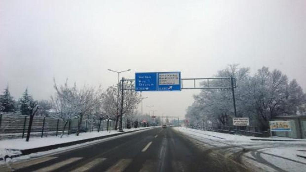 Bingöl'de 100 köy yolu kardan kapandı