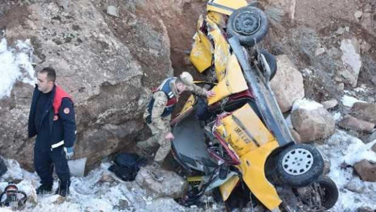 Sivas'ta feci kaza: 2 ölü 1 yaralı
