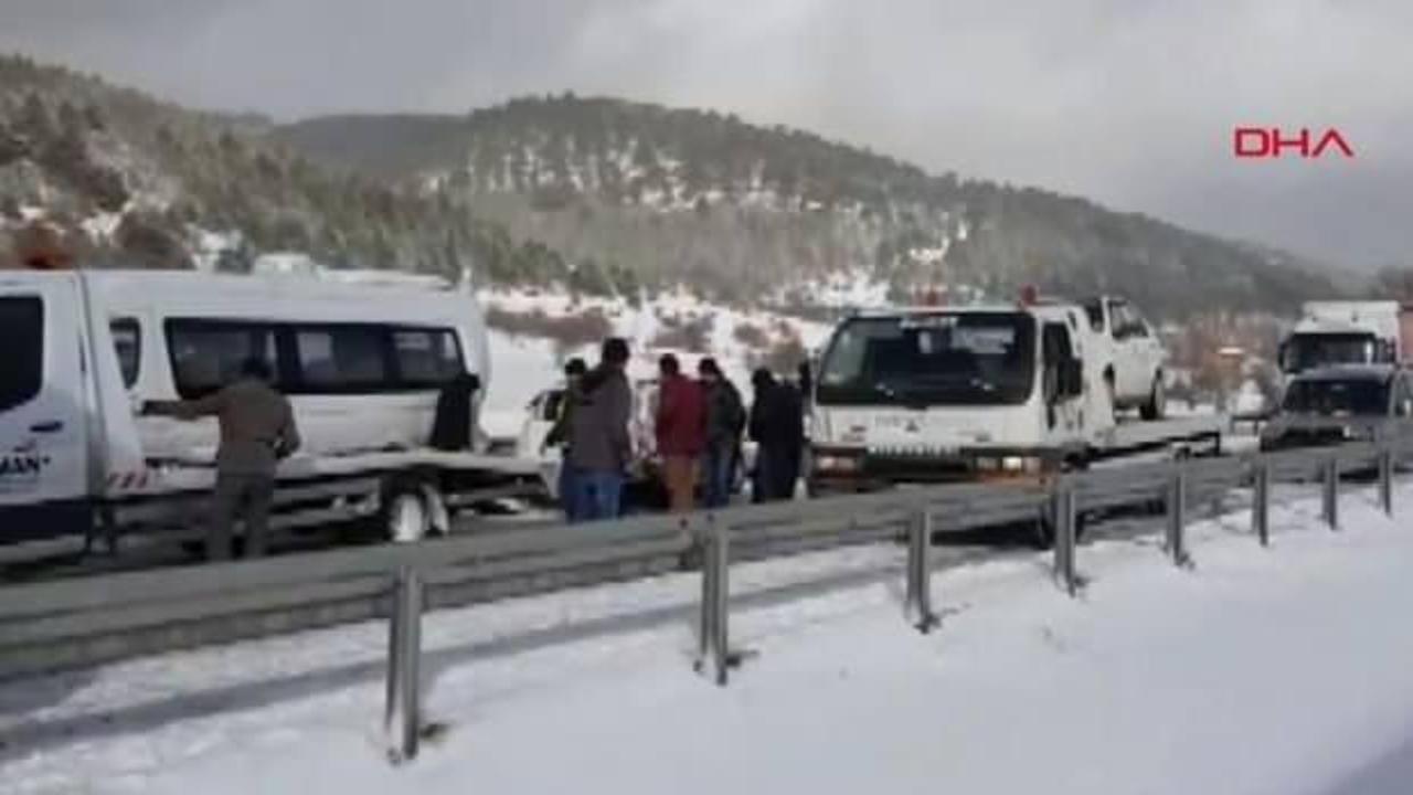 Yoğun kar zincirleme kaza getirdi: Yol trafiğe kapatıldı