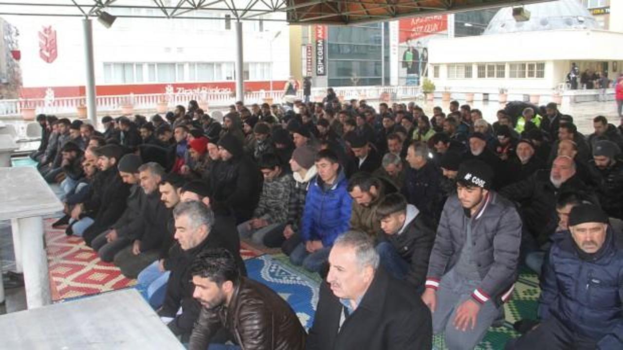 Cuma namazında Elazığ&rsquo;da camiler doldu, taştı