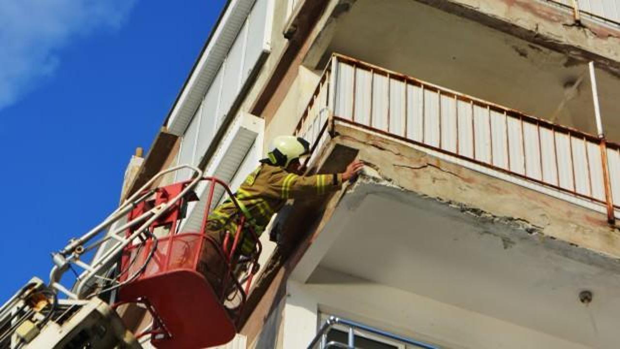 Depremden zarar gören binaya itfaiye müdahalesi