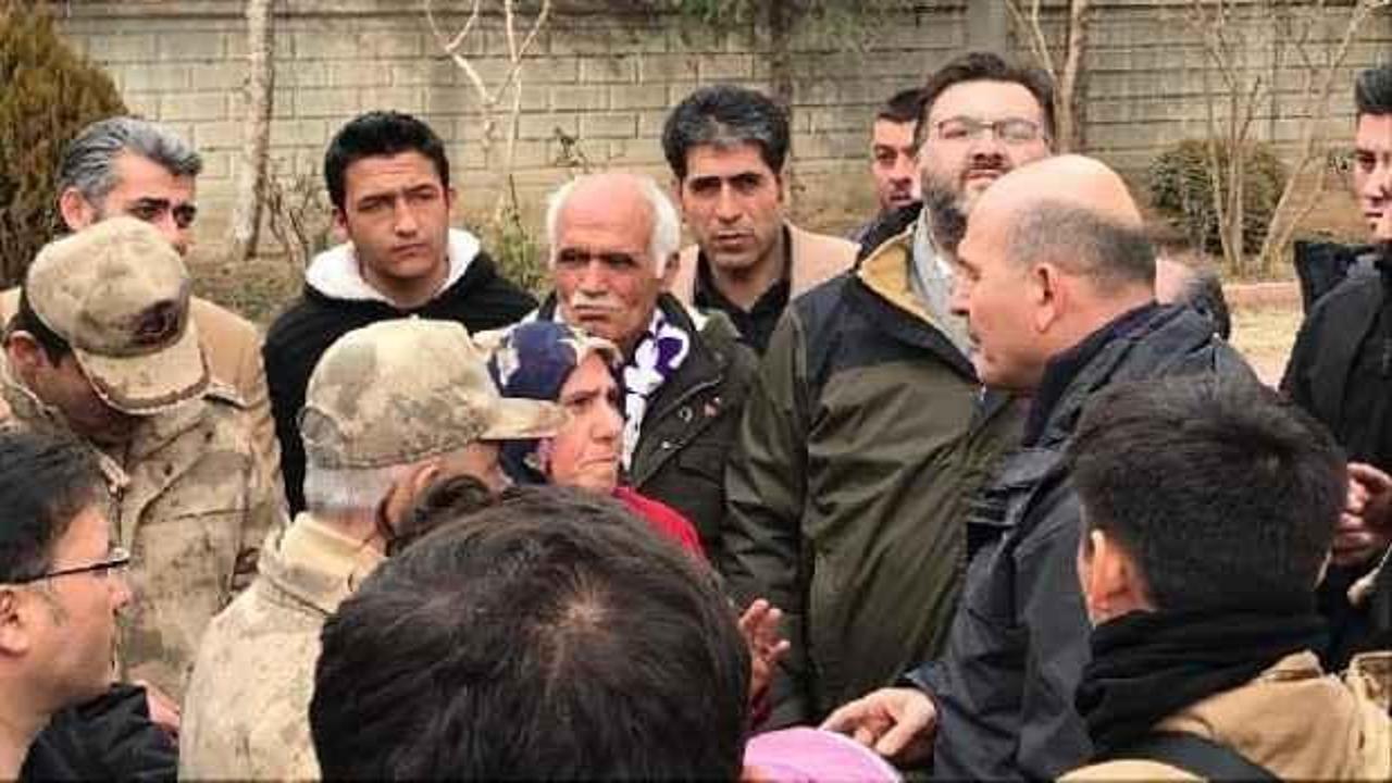 Diyarbakıe'da evlat n&ouml;beti tutan annelerden, depremzedelere ziyaret