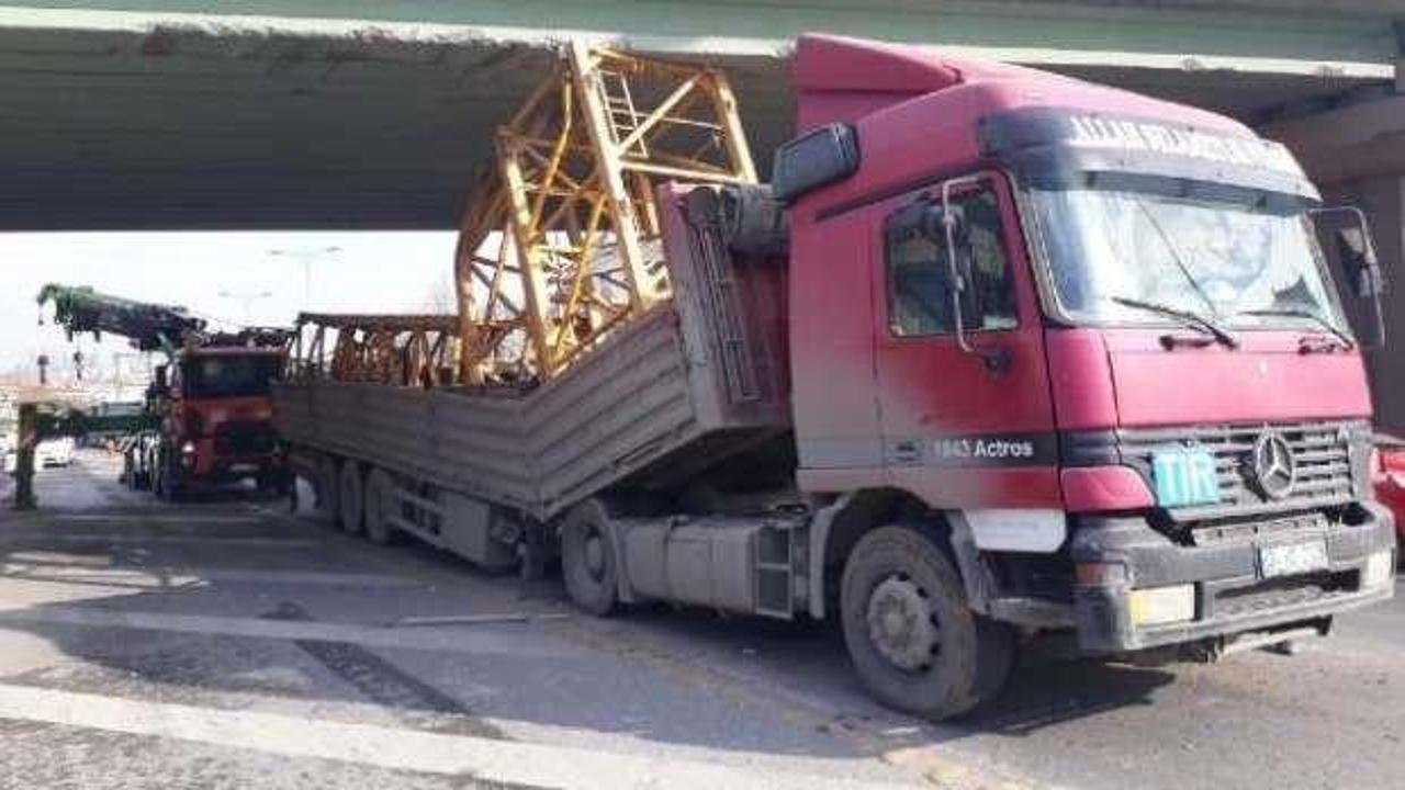 Esenyurt'ta TIR köprü altına sıkıştı: Trafikte yoğunluk var