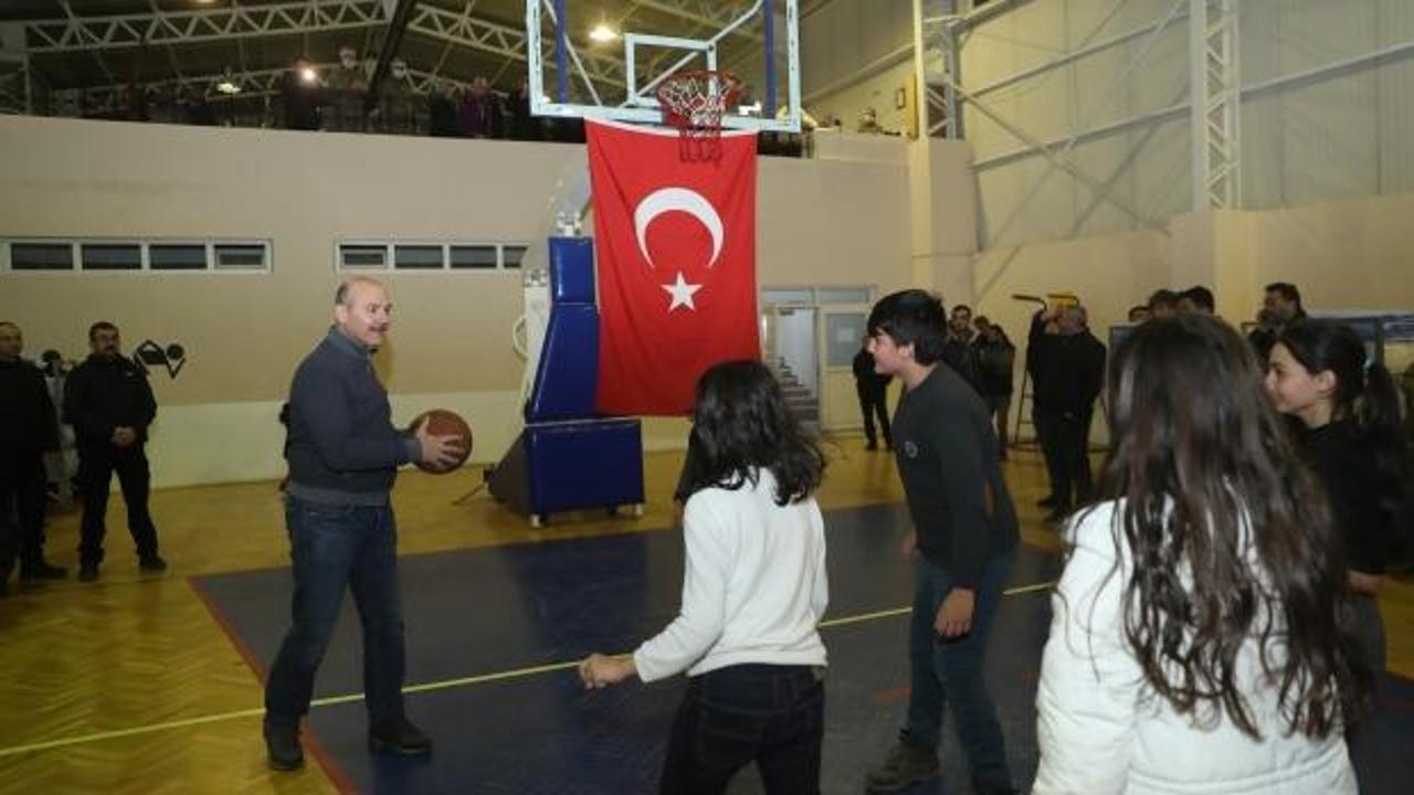 İçişleri Bakanı Süleyman Soylu depremzede çocuklarla basketbol oynadı