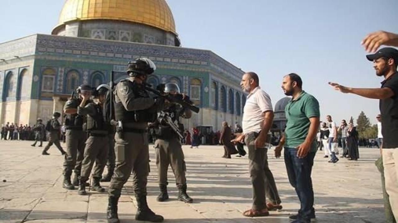 İsrail polisi Mescid-i Aksa'da cemaate saldırdı:'10 yaralı