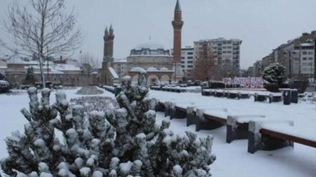 Sivas'ta buz kesti! 662 yerleşim yeri ulaşıma kapandı