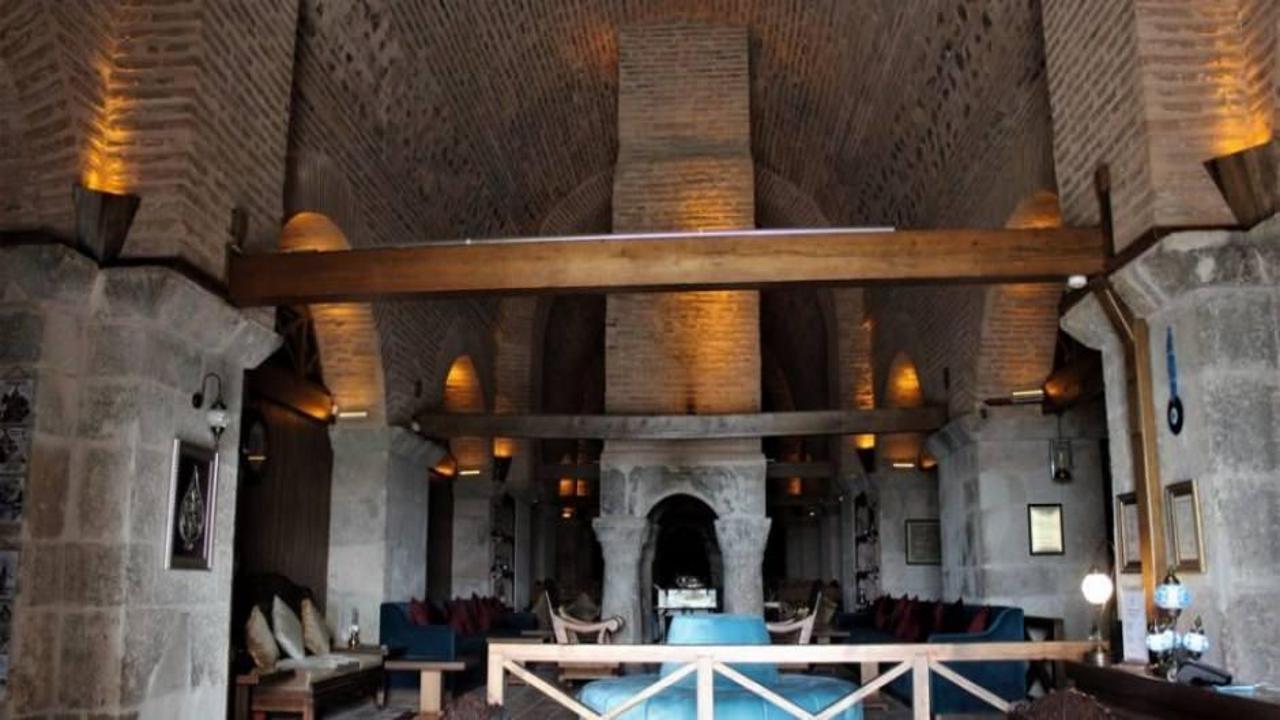 Bursa'da tarlaların i&ccedil;inde 626 yıllık otel m&uuml;şterilerini ağırlıyor