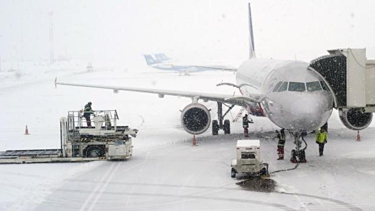 Kars'ta yoğun kar nedeniyle uçak seferleri iptal edildi