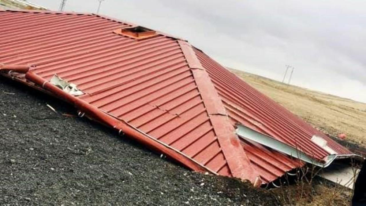 Niğde'de fırtına evlerin çatılarını uçurdu